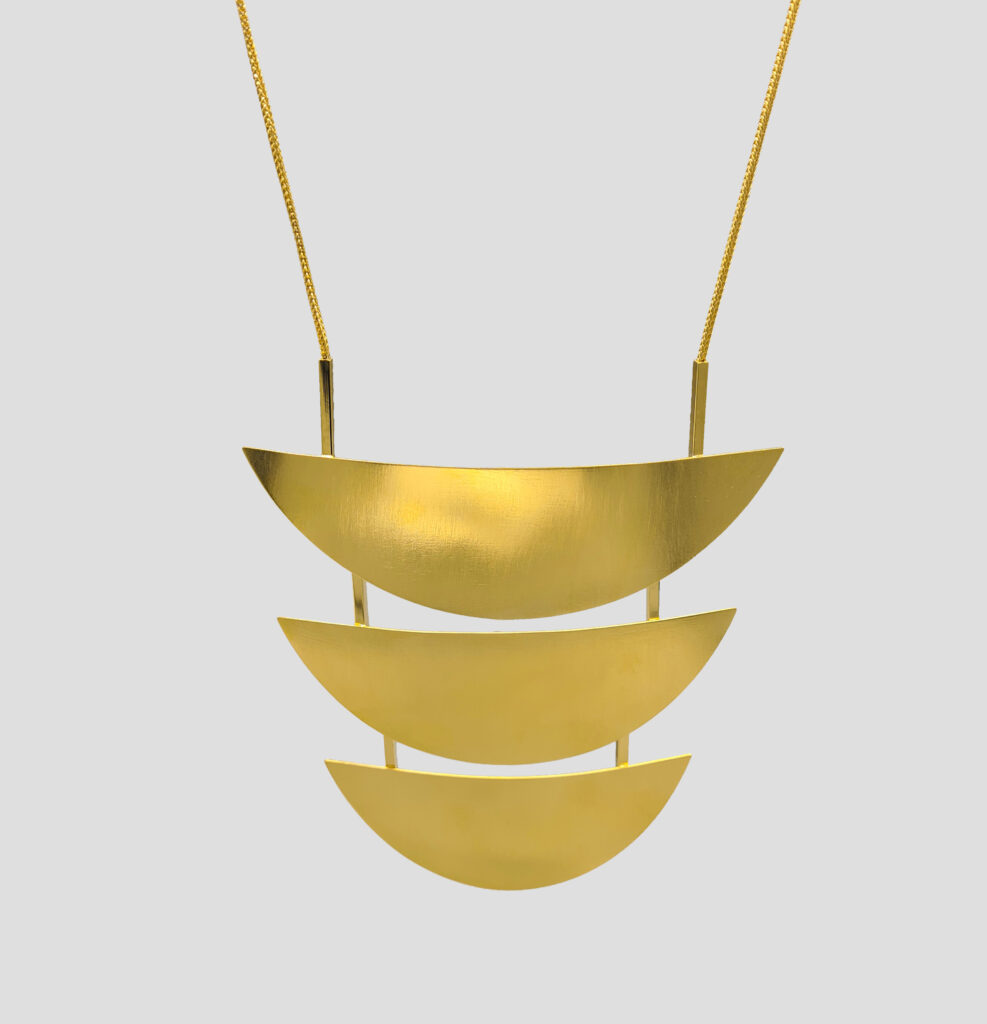 Collier "Bridge over time" en argent 925 et laiton brossé doré or jaune 18k, édition de 50 exemplaires, édition MiniMasterpiece, 2026 © MiniMasterpiece