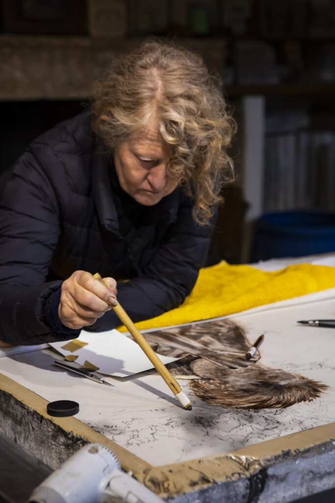 Diane Victor drawing on the lithographic stone at Atelier le Grand Village © Virginie Perocheau